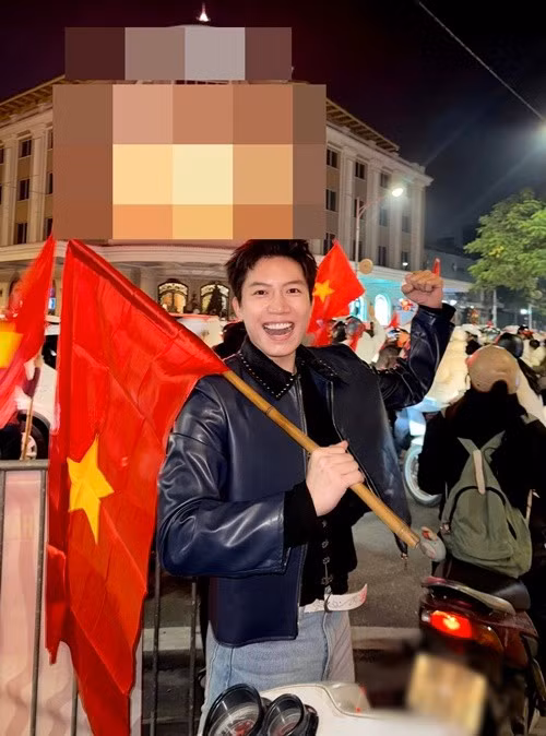 Ca sĩ Anh Tú xuống phố chúc mừng U22 Việt Nam. Ảnh: FB Anh Tú.