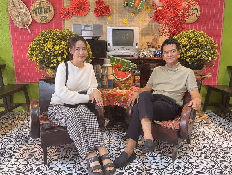 Sau đám cưới vào tháng 7/2025, hai vợ chồng Hùng Thuận thường tranh thủ thời gian rảnh để đi nghỉ dưỡng, xem phim cuối tuần hoặc ra ngoài ăn uống trong những dịp đặc biệt. Những khoảnh khắc đời thường được chia sẻ đều đặn cho thấy cuộc sống hôn nhân của nam diễn viên đang ở giai đoạn ổn định.