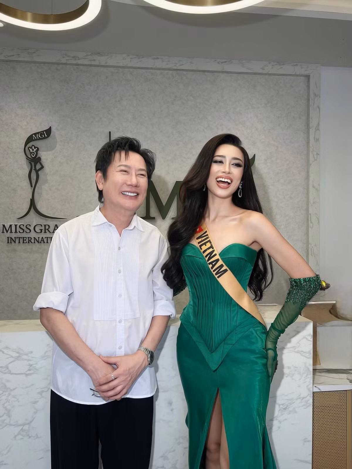 Sau đêm bán kết, Emoura Phạm tiếp tục chuẩn bị cho chặng cuối của Miss Grand International 2026. Đêm chung kết cuộc thi dự kiến diễn ra ngày 10/10 tại Bangkok, Thái Lan.