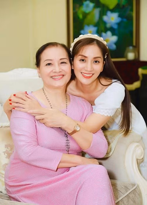 Ở tuổi U80, mẹ ruột Khánh Thi có vẻ ngoài quý phái. Ảnh: Nhịp Sống Việt.