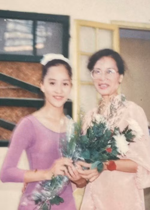 Với Khánh Thi, đấng sinh thành luôn mãi trẻ, đẹp. Ảnh: Thương Hiệu Pháp Luật.
