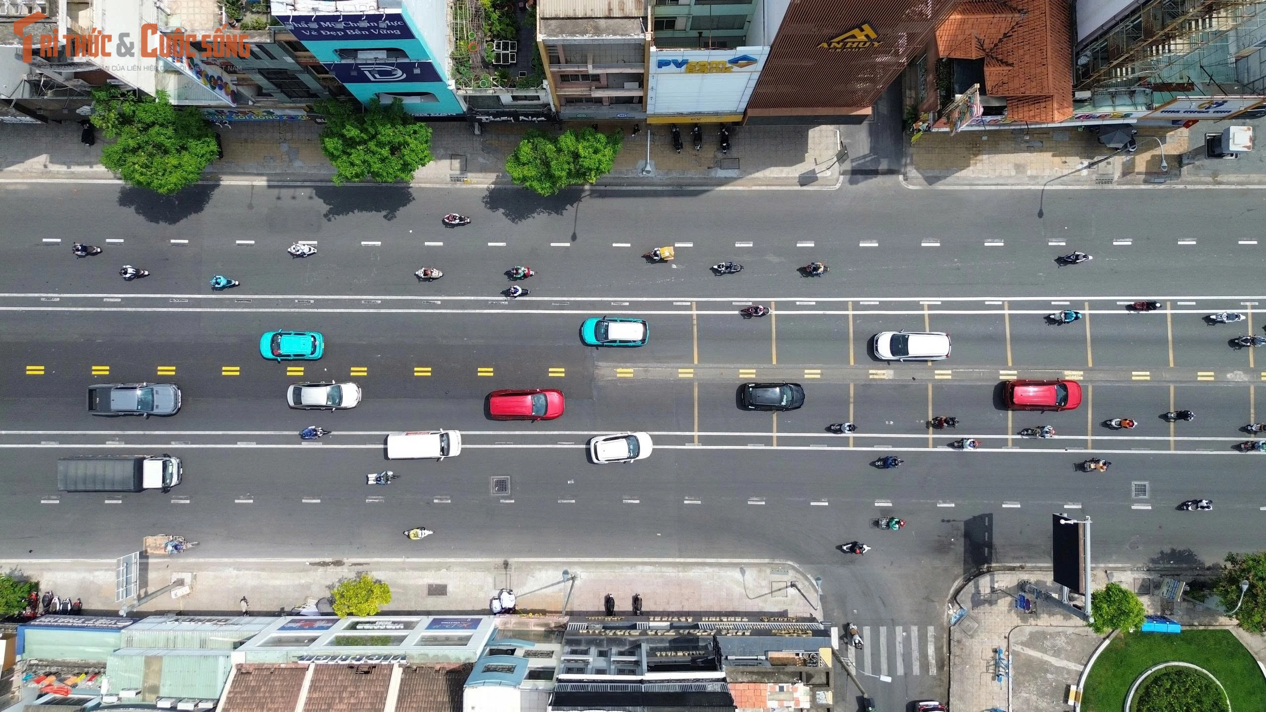 Lưu thông trên đường "đảo chiều" đầu tiên ở TP HCM sao cho đúng?