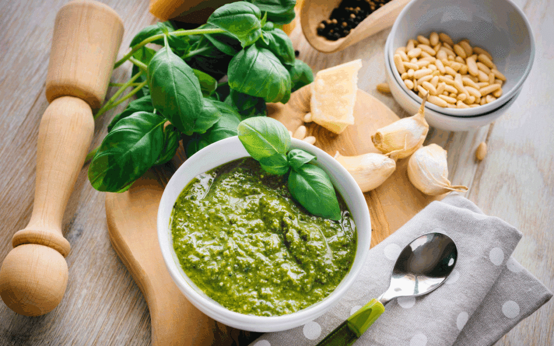  Ẩm thực đậm chất biển Liguria. Các món ăn địa phương sử dụng hải sản tươi, dầu ô liu và húng quế. Pesto alla genovese – đặc sản vùng Liguria – thường xuất hiện trong thực đơn cùng cá cơm và mỳ pasta truyền thống. Ảnh: romeanditaly.com.