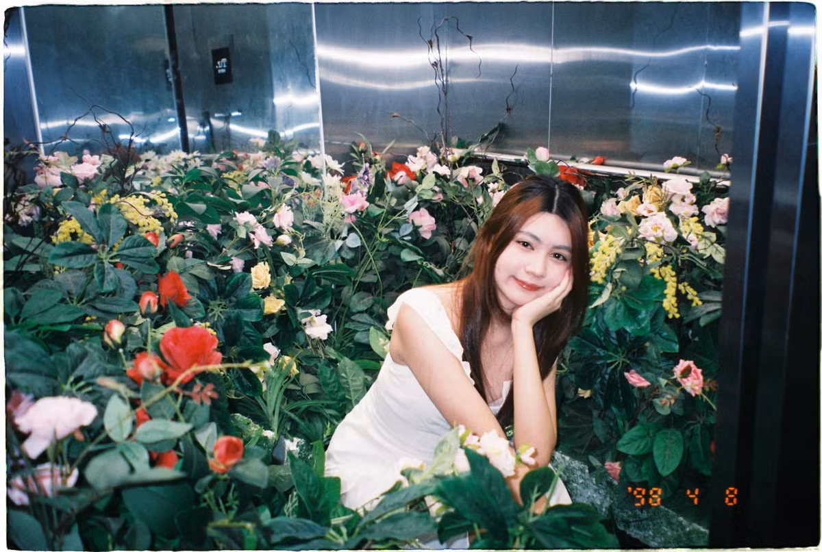Vẻ mặt tươi tắn cùng nụ cười duyên dáng mà Hạt Dẻ thể hiện thông qua bộ ảnh cũng là yếu tố giúp cô nàng ghi điểm với người xem.