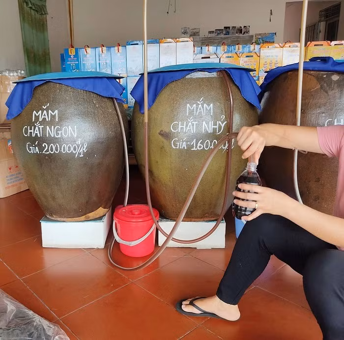 Một trong những gợi ý hay cho câu hỏi du lịch Cát Bà mua gì làm quà là nước mắm của vùng đất Cát Hải. Nước mắm ở đây có hương thơm và vị nồng đậm khá đặc trưng khó có thể trộn lẫn với bất cứ nơi nào khác. Ảnh: @hanoi_life