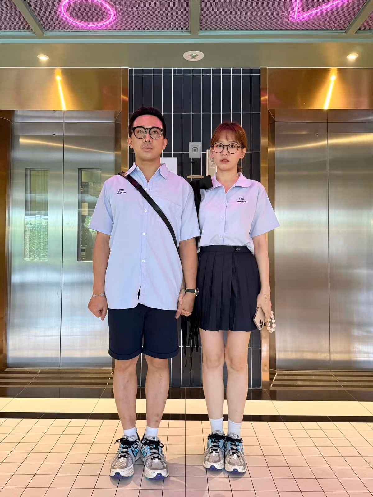  Tin tức sao Việt 6/10: Trấn Thành và bà xã Hari Won trẻ trung trong bộ đồng phục học sinh Thái Lan. Ảnh: FB Trấn Thành