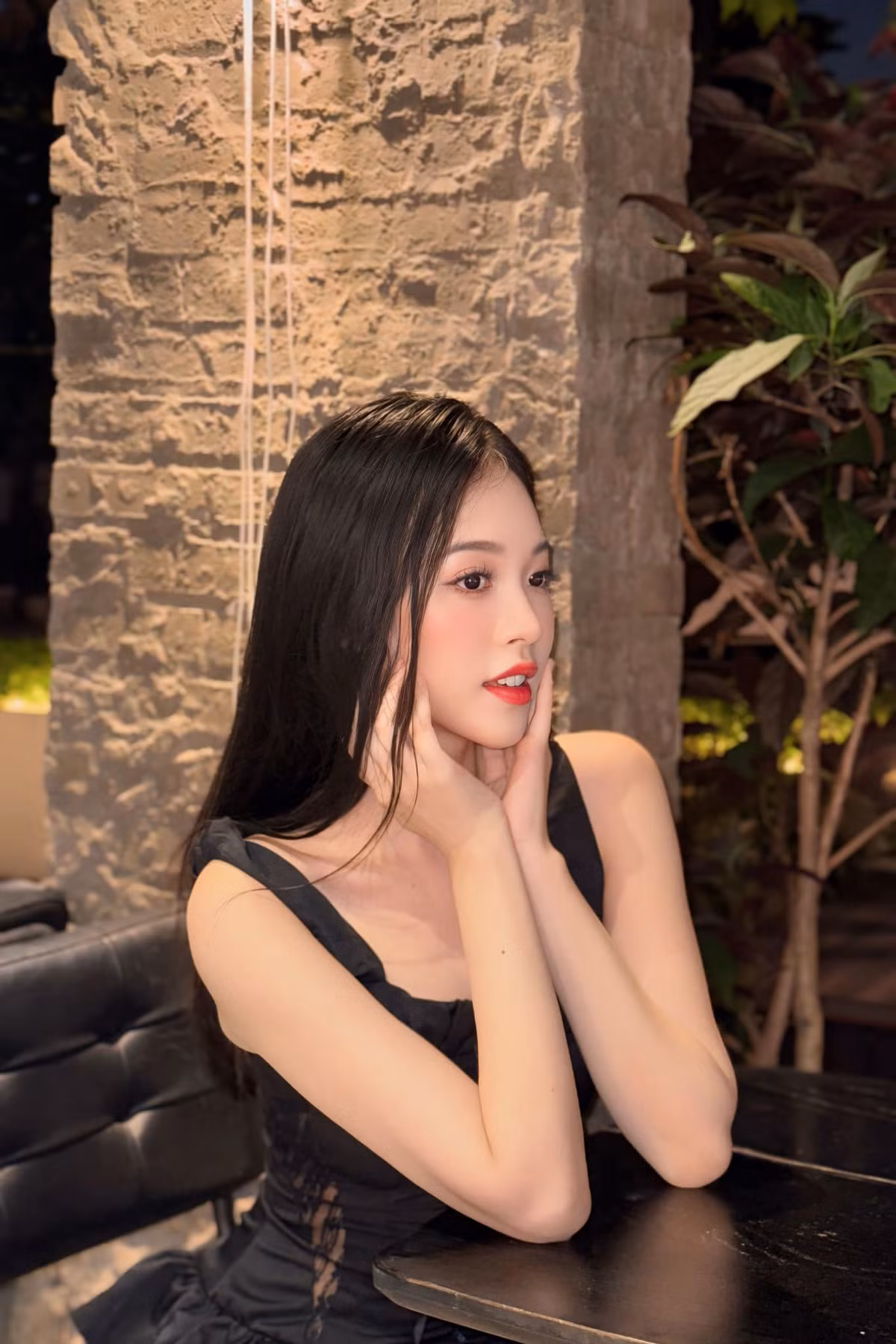Điểm nổi bật trên gương mặt của á hậu chính là đôi mắt to tròn long lanh, bờ môi cong đầy đặn và nụ cười rạng rỡ.