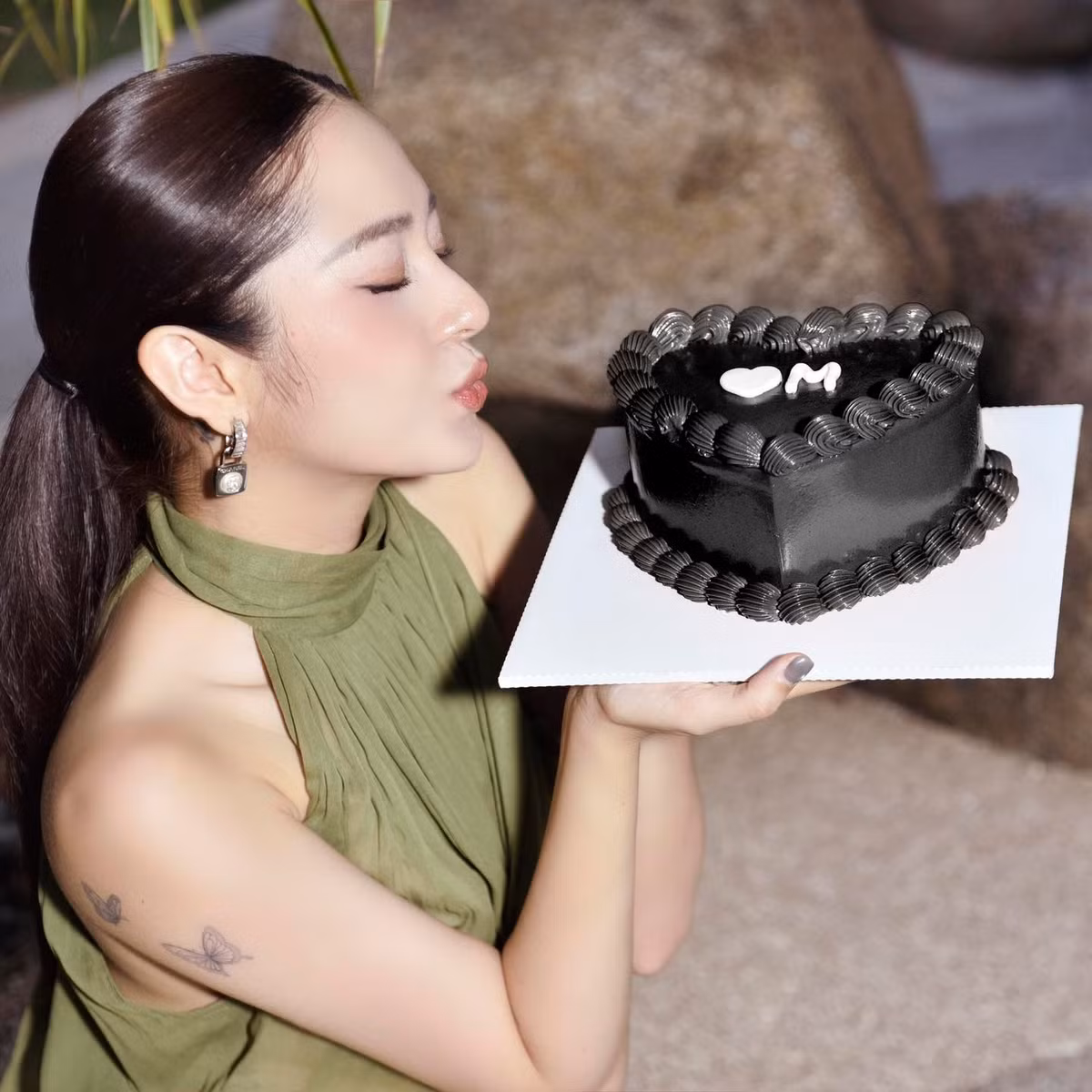 Bảo Anh khoe ảnh mới mừng sinh nhật tuổi 32, đây là bữa tiệc các fan "ruột" của cô tổ chức bất ngờ. Ảnh: FB Bảo Anh