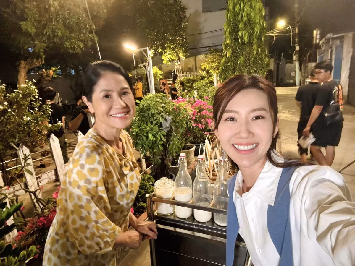 Hậu trường thân thiết của diễn viên Thúy Ngân và Đào Vân Anh.