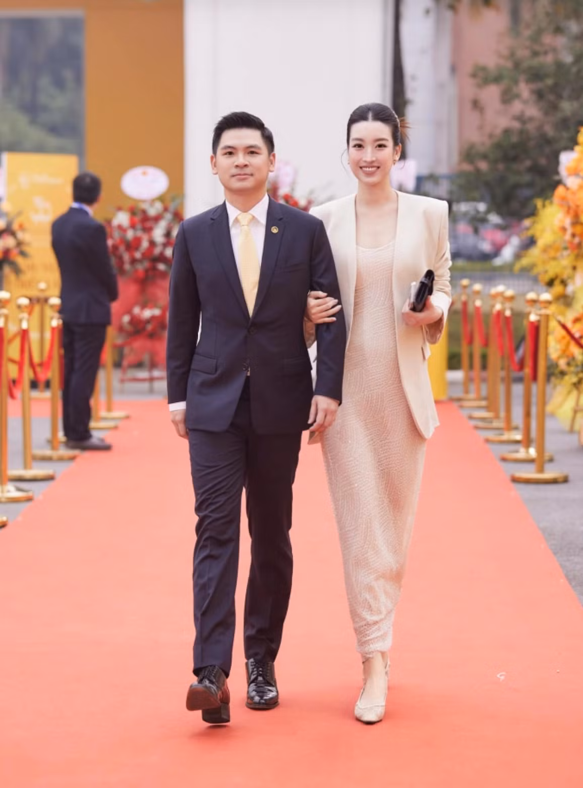 Ngoài ra vợ chồng người đẹp cũng thường sánh bước bên nhau đến các sự kiện.