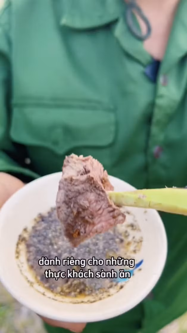 Để làm món này, người ta sẽ lựa mua thịt bò thật tươi rồi dùng một cây sào thật cao để treo miếng thịt bò vào ổ kiến vàng trên cây. Đợi đến khi kiến ăn nát thịt bò thì đem xuống thái thành từng tảng to và nướng lên. Ảnh: @chillangiang.nongsan
