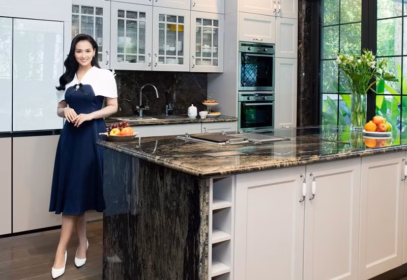 Đặc biệt, nữ diễn viên có cuộc hôn nhân viên mãn với người chồng đại gia hơn 12 tuổi và cậu con trai kháu khỉnh ngoan ngoãn. Ảnh: FBNV