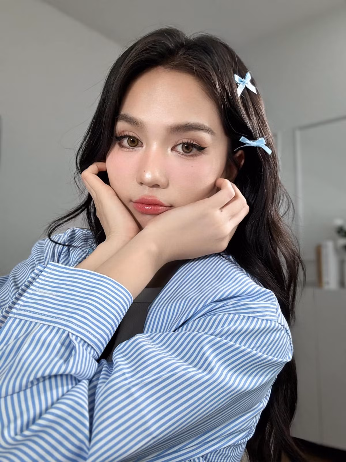 Một trong những thay đổi rõ rệt nhất ở Ngọc Trinh chính là phong cách sống. Cô không còn thường xuyên xuất hiện tại các sự kiện hay chia sẻ những hình ảnh khoe mẽ cuộc sống giàu sang trên mạng xã hội. Thay vào đó, Ngọc Trinh dành nhiều thời gian hơn cho gia đình, bạn bè và công việc. Ảnh: FB Trần Thị Ngọc Trinh