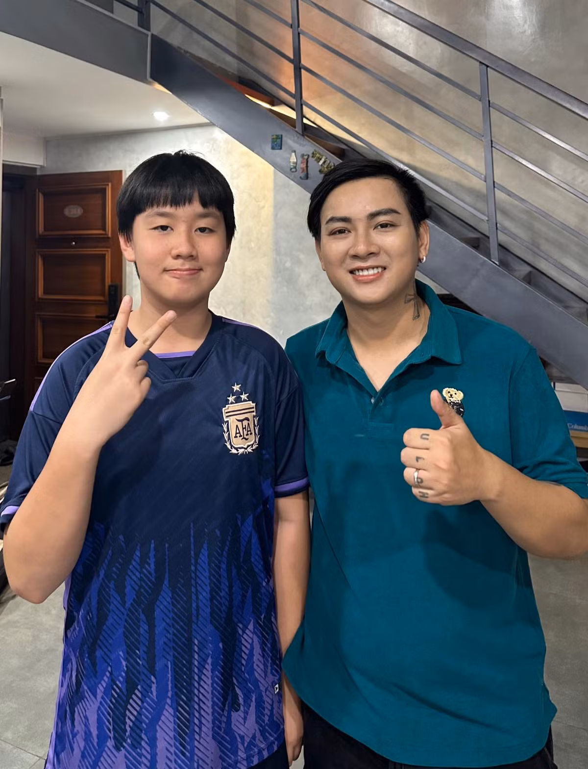 Trong bức ảnh của Lê Phương, bé Cà Pháo - con trai riêng của cô với chồng cũ Quách Ngọc Ngoan gây chú ý với vóc dáng phổng phao, cao lớn hơn cả chú Hoài Lâm. Bà mẹ hai con tiết lộ, Cà Pháo rất hâm mộ nam ca sĩ.