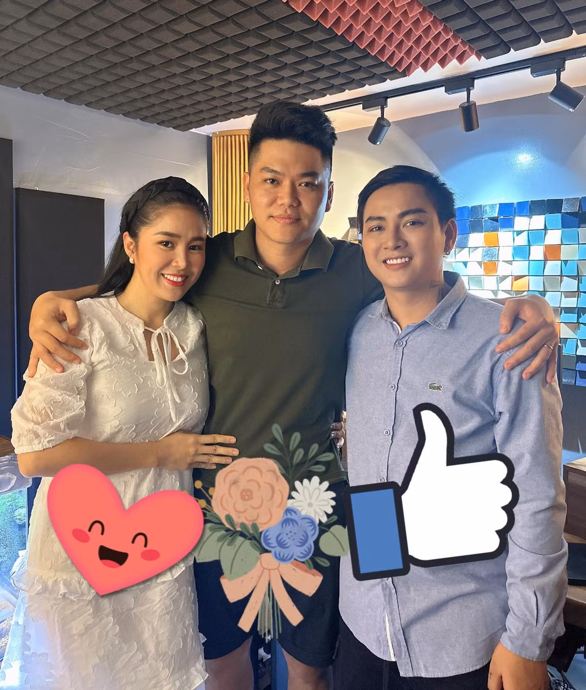 Trên trang cá nhân của mình, Lê Phương chia sẻ khoảnh khắc cô và ông xã Trung Kiên thân thiết bên ca sĩ Hoài Lâm.