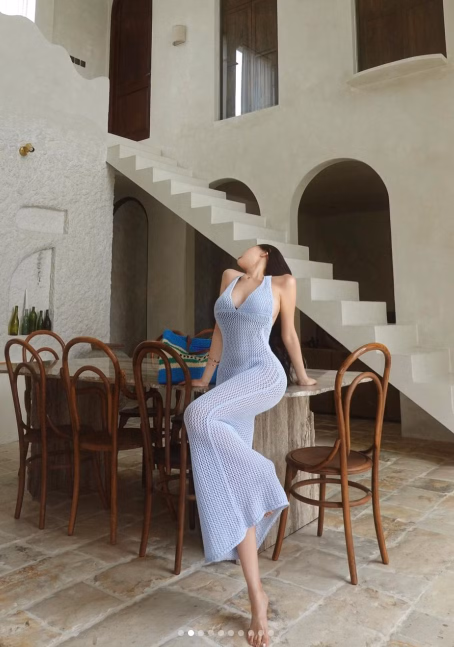 Những hình ảnh của Huang Lin trong những chiếc váy lưới nhanh chóng lan truyền trên mạng xã hội và nhận được sự quan tâm lớn từ cộng đồng mạng.