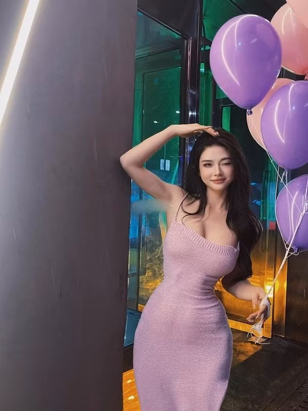 Tang Jing là hot girl đến từ Vân Nam, Trung Quốc. Cô được biết đến với vai trò là người mẫu ảnh.