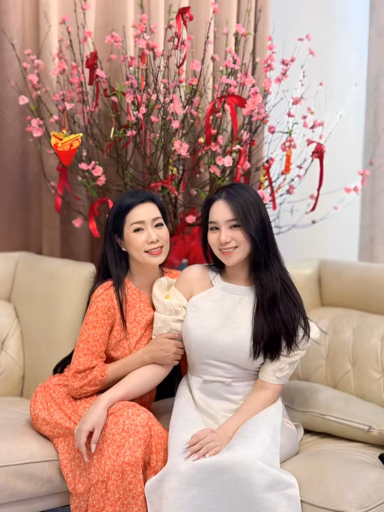 Bước vào độ tuổi trưởng thành, Võ Trịnh Khánh Ngân càng nhận được nhiều sự quan tâm bởi nhan sắc xinh đẹp, dịu dàng với gương mặt thanh tú và đôi mắt sinh động thừa hưởng nhiều từ mẹ.