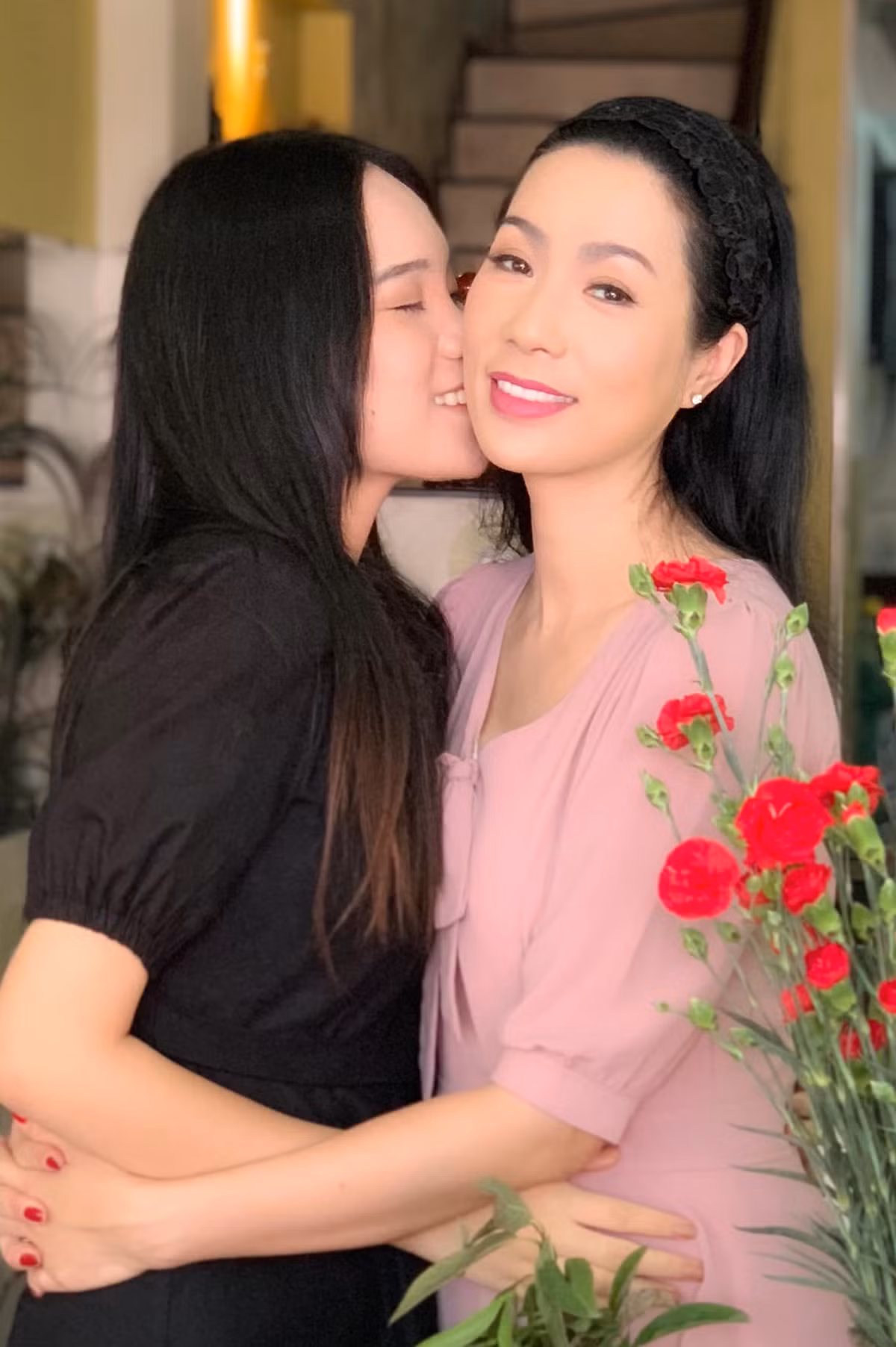Vẻ đẹp của Ngân được nhận xét là sự kết hợp hài hòa giữa nét dịu dàng của mẹ và sự mạnh mẽ của bố.