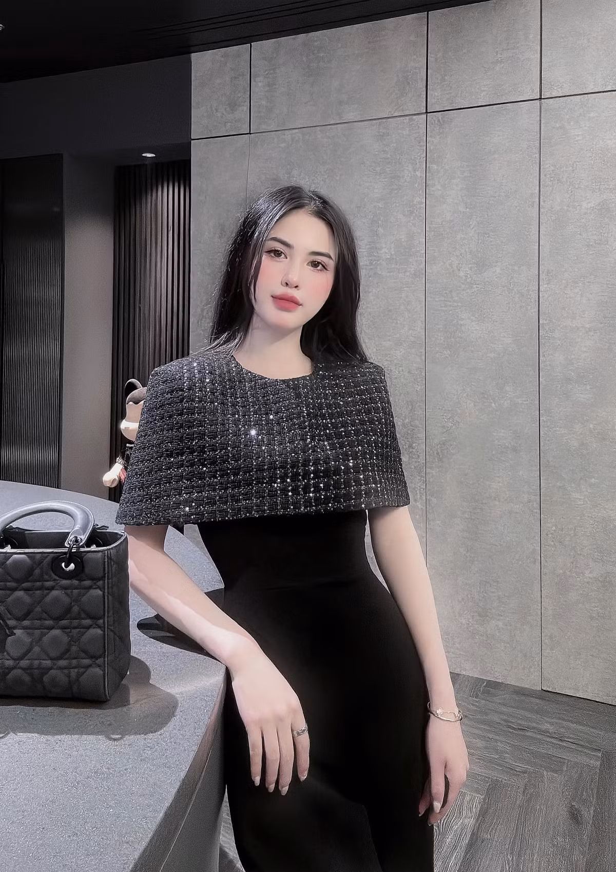 Trên trang cá nhân Hương Trần chăm chỉ cập nhật cuộc sống đời thường. Cô nhận được nhiều lời khen ngợi khi nhan sắc ngày càng lên hương, ngoại hình không thua kém các mỹ nhân trong showbiz.