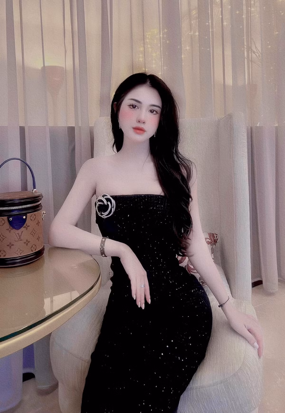 Hương Trần thường xuyên đăng tải những bộ ảnh khoe vóc dáng, nhan sắc "lão hóa ngược" ở tuổi 35.