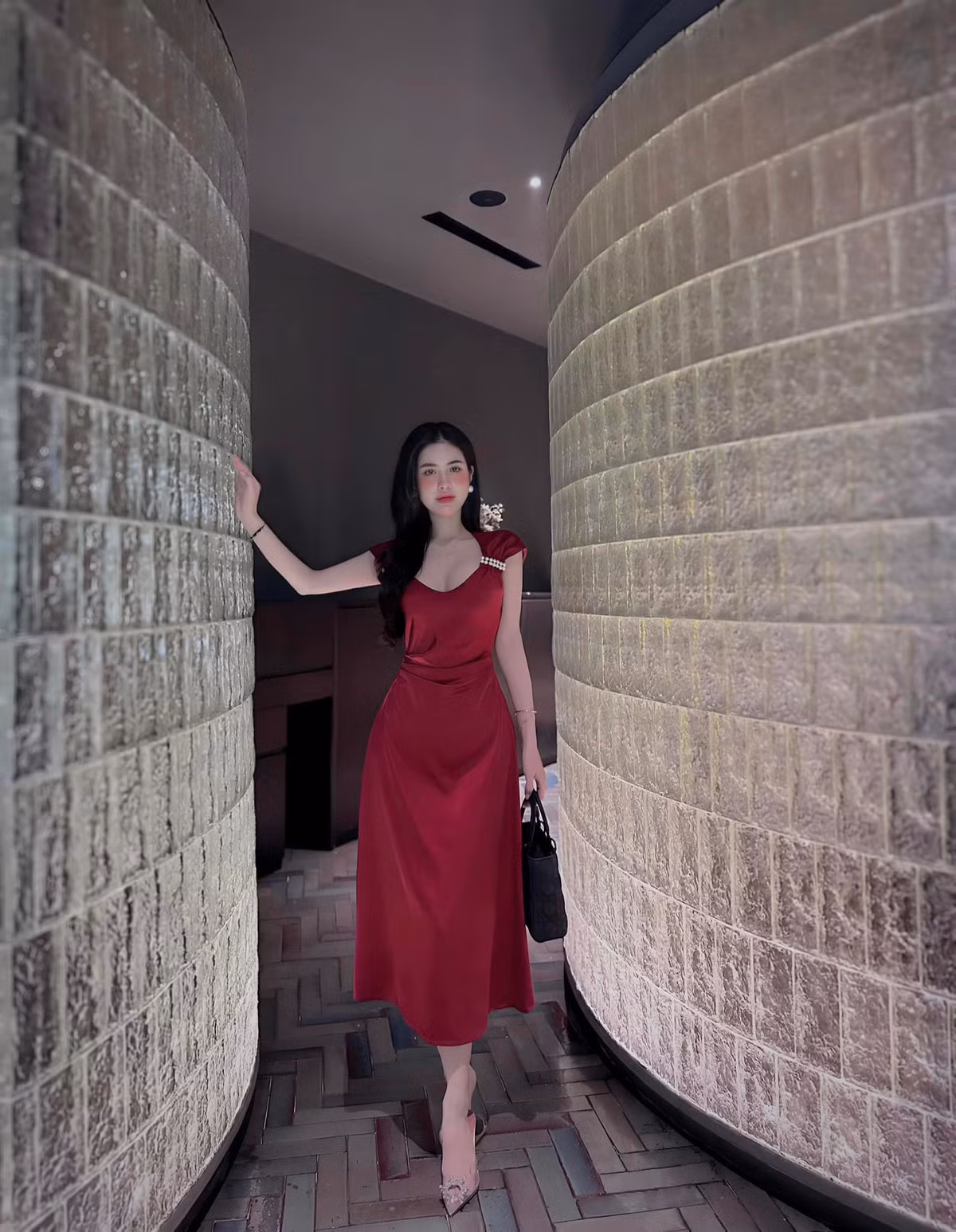 Đã trải qua một lần sinh nở, thân hình của cô nàng vẫn duy trì được độ thon gọn, mảnh mai.