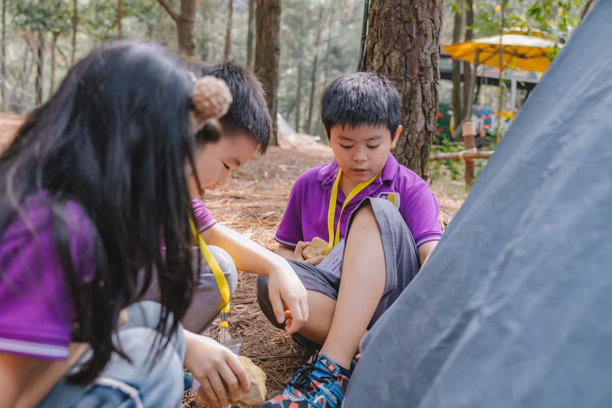 Cậu cả nhà Tuấn Tú giống bố như đúc.