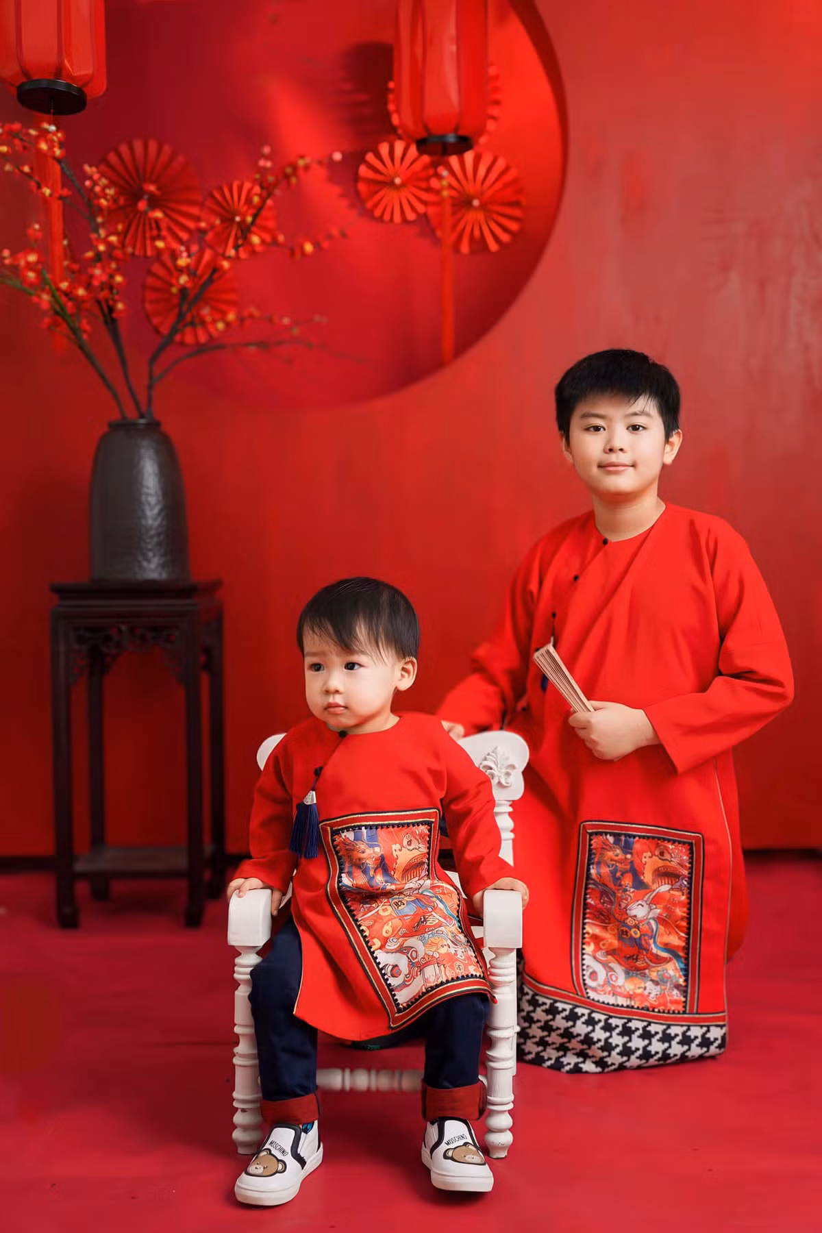 Hai nhóc tì của Tuấn Tú và bà xã Thanh Huyền thừa hưởng nhiều nét đẹp của bố mẹ.
