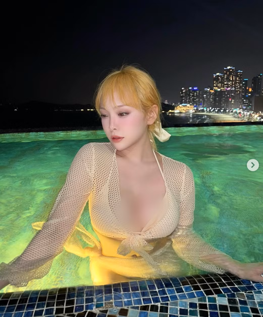 Áo crop top, quần short siêu ngắn, váy bó sát... là những item không thể thiếu trong tủ đồ của cô nàng.
