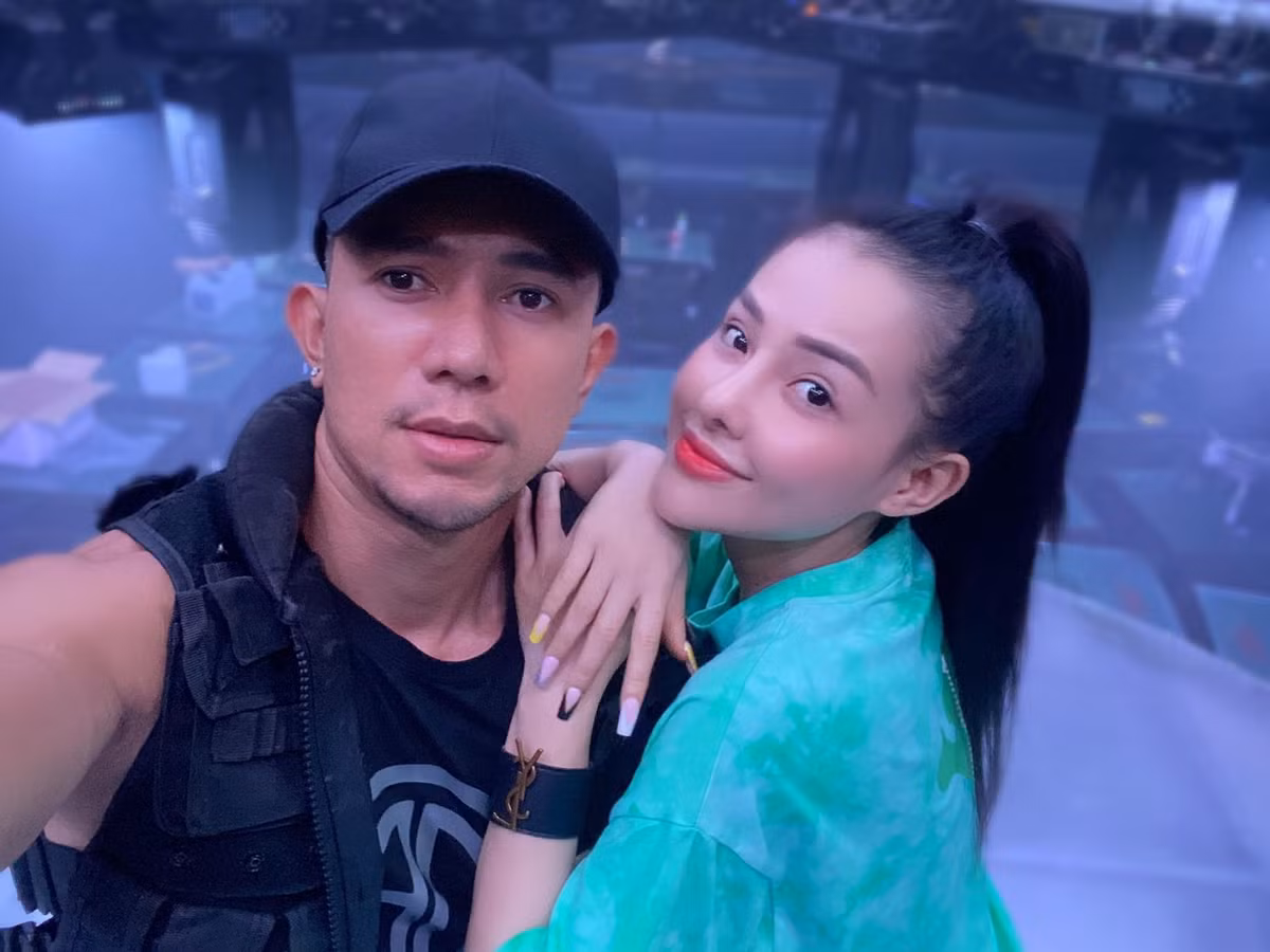 Khán giả thường xuyên thấy Lương Bằng Quang phụ việc vặt, đứng phía sau khi bạn gái livestream bán hàng hoặc ăn uống, trò chuyện trực tuyến với người hâm mộ.