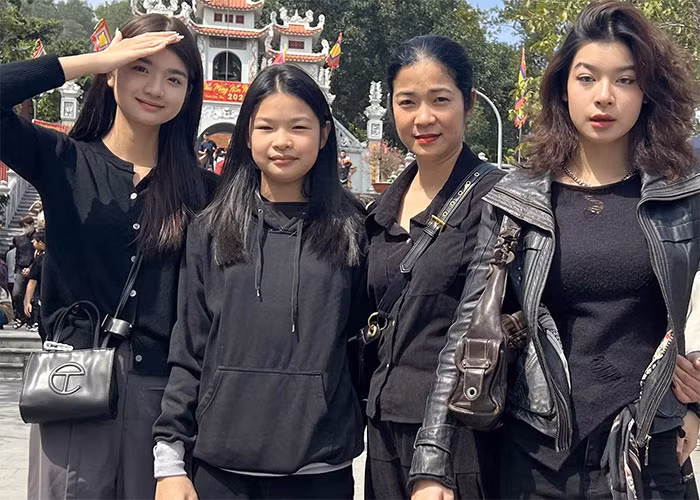 Võ Hoài Anh (ngoài cùng bên phải) cùng mẹ và hai em gái trong một dịp đi chơi. (FB: Phùng Lan Anh)