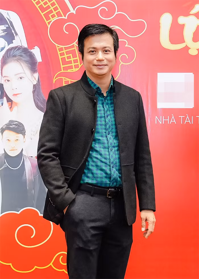 Khi được hỏi về việc đi thêm bước nữa, nam diễn viên "Những ngọn nến trong đêm" chia sẻ trên Dân trí: "Mọi thứ là tùy duyên. Có thể chiều nay, sáng mai hoặc nửa năm hay 5 năm nữa, tôi gặp người phù hợp. Tôi không nói trước điều gì. Duyên tới thì mình nhận. Duyên chưa tới thì mình cứ sống tiếp, bằng lòng với hiện tại". (Ảnh: FBNV)