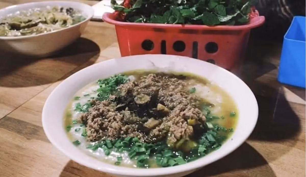 Đến Hà Giang mùa hoa tam giác mạch không thể bỏ qua món cháo ấu tẩu. Cháo ấu tẩu là món ăn bổ dưỡng và thơm ngon. Ẩu tẩu là một loại củ có vị ngọt thanh, khi nấu cháo tạo nên một hương vị rất đặc biệt. Ảnh: Traveloka
