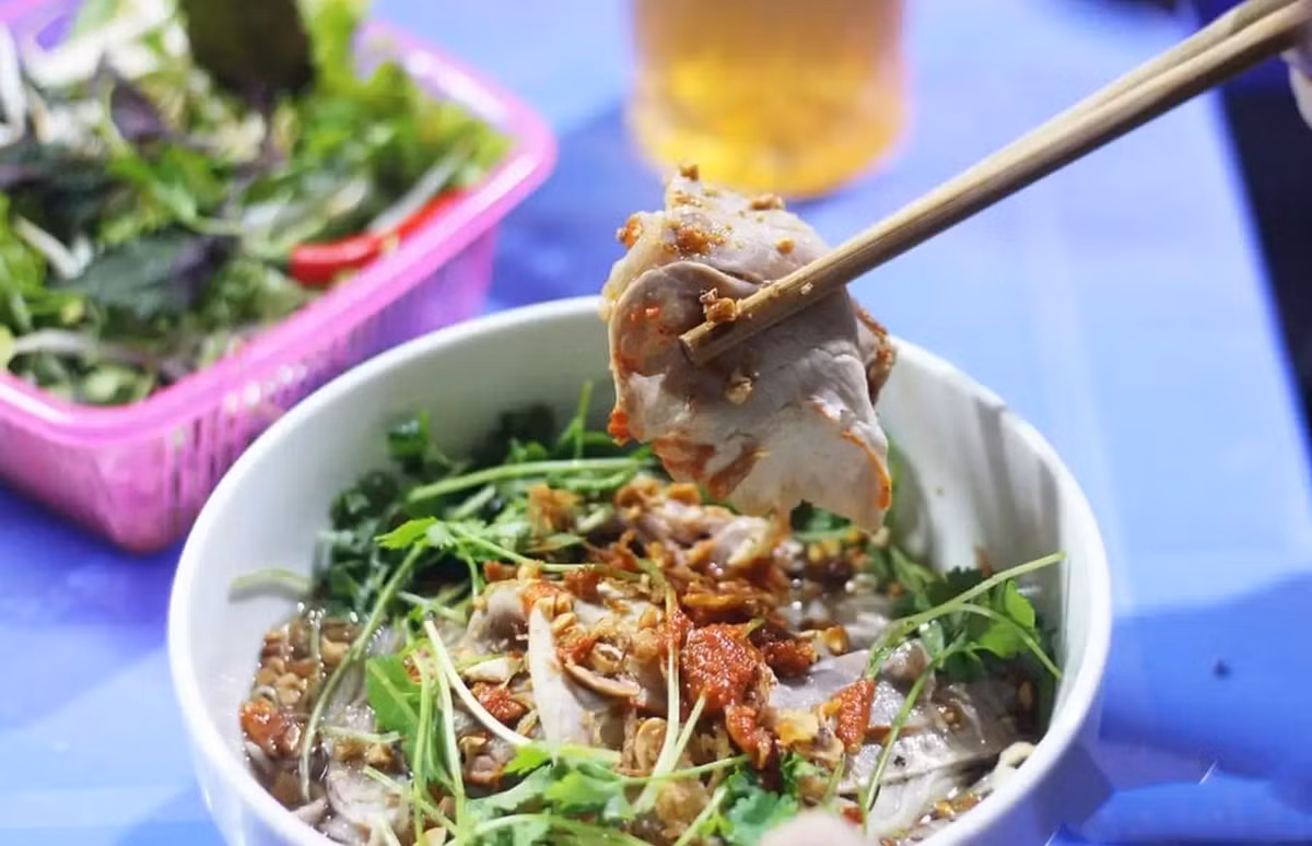 Phở chua cũng là đặc sản nên thử khi du khách đến Hà Giang. Nguyên liệu chính của phở chua là gạo nếp hương, nước sốt chua ngọt kết hợp với thịt xá xíu, thịt quay, lạp xưởng và ớt xào. Ảnh: Traveloka