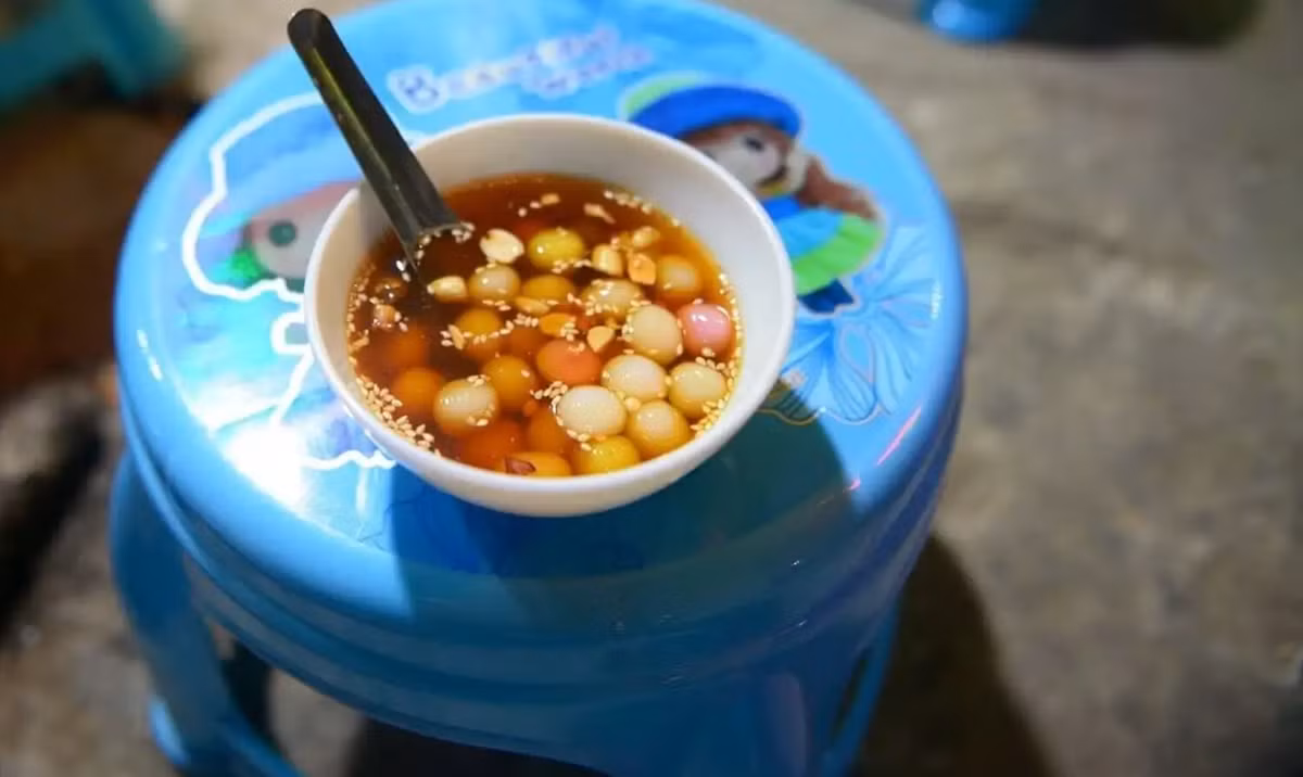 Du lịch Hà Giang du khách nên thưởng thức món ăn dân dã thắng dền, được làm từ bột gạo nếp, nấu cùng đường, gừng và các loại hạt. Món ăn có vị ngọt thanh, ấm bụng. Ảnh: Traveloka