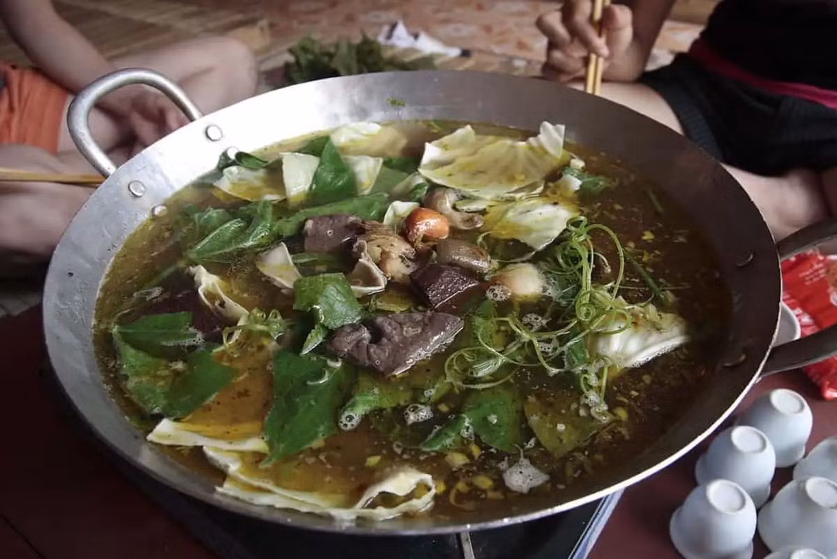 Thắng cố là món ăn truyền thống của Hà Giang, vốn phổ biến trong các dịp lễ Tết. Thắng cố có mùi ngai ngái đặc trưng, luôn hấp dẫn những thực khách can đảm, thích trải nghiệm, ngược lại, tương đối khó ăn đối với những người chưa quen. Ảnh: Bách hoá Xanh