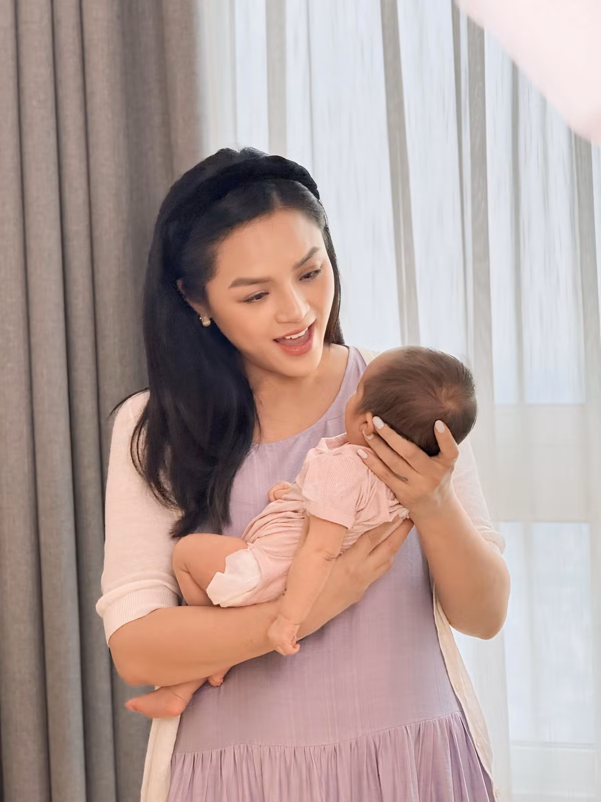 Sau "Hương vị tình thân", Thu Quỳnh tiếp tục được mời tham gia nhiều dự án phim, nhiều chương trình giải trí. Đặc biệt thời gian qua cô gây chú ý khi thông báo mang thai con thứ hai và không công khai danh tính bố của em bé. Vào cuối tháng 5 cô đã hạ sinh con thứ 2, đặt tên là An, tên gọi ở nhà là Tằm. Ảnh: FB Nguyễn Thu Quỳnh