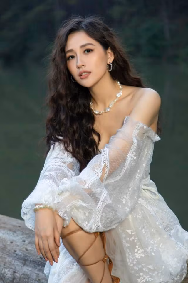 Đôi lúc nàng hậu còn khoe khéo thềm ngực đầy đặn, gợi cảm.