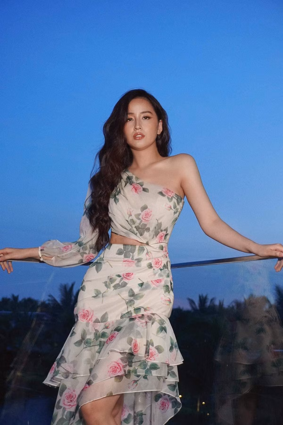 Sở hữu lợi thế hình thể, chính vì thế dù đã ở tuổi 36 nhưng Mai Phương Thúy vẫn chăm chỉ diện những thiết kế xuyên thấu với những đường cắt xẻ táo bạo.