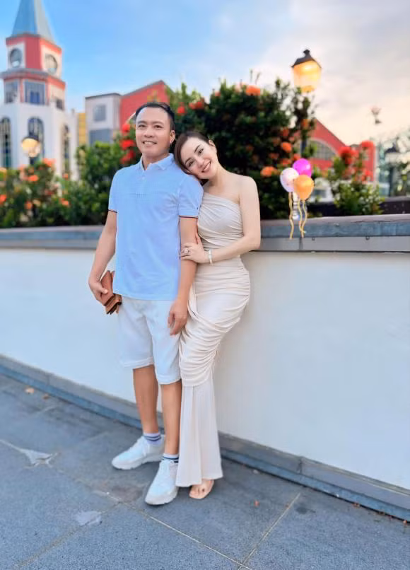 Vy Oanh cùng gia đình du lịch Singapore.