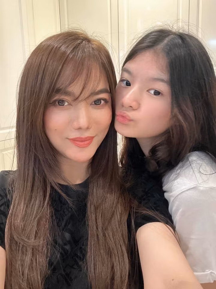 Con gái Trương Ngọc Ánh sinh năm 2008, hiện 16 tuổi. Cô nhóc đang học tại một trường quốc tế ở TP.HCM có học phí khoảng 550 triệu/ năm. Dù ba mẹ không còn sống chung nhưng cô bé vẫn luôn giữ mối quan hệ tốt với cả hai bên. Ảnh: FB Trương Ngọc Ánh