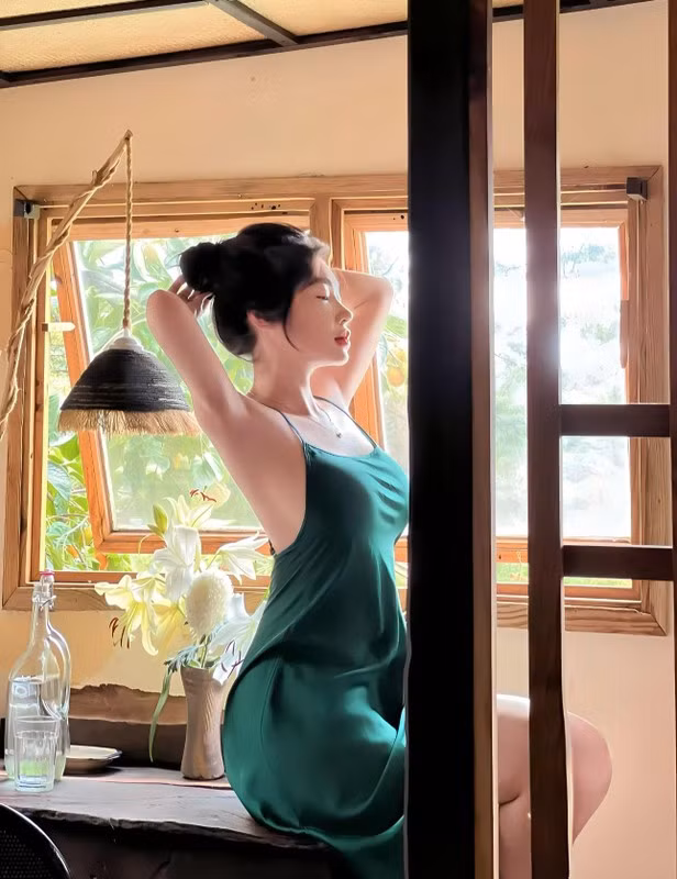 Nhiều người nhận xét Elly Trần của hiện tại còn xinh đẹp, gợi cảm hơn hẳn nhiều chị em thế hệ 9x, 2K.