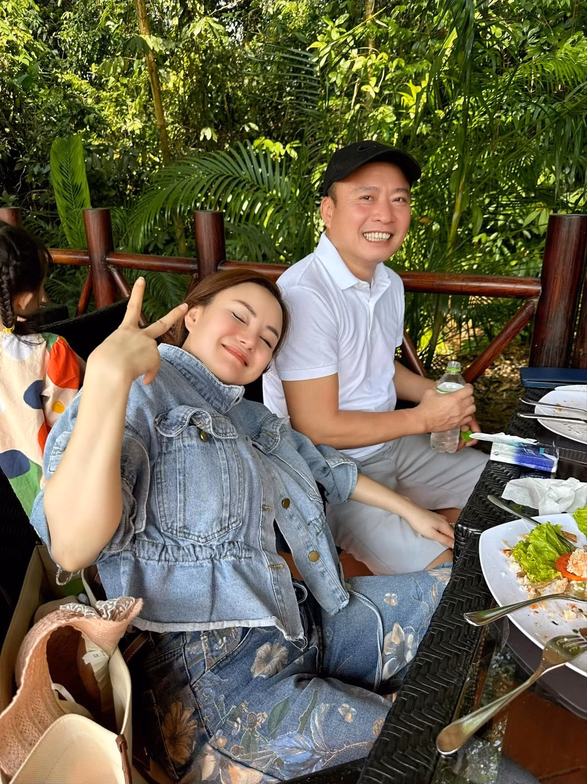 Trong những bức ảnh cận mặt, nữ ca sĩ khoe làn da căng tràn sức sống. Ảnh: FBNV
