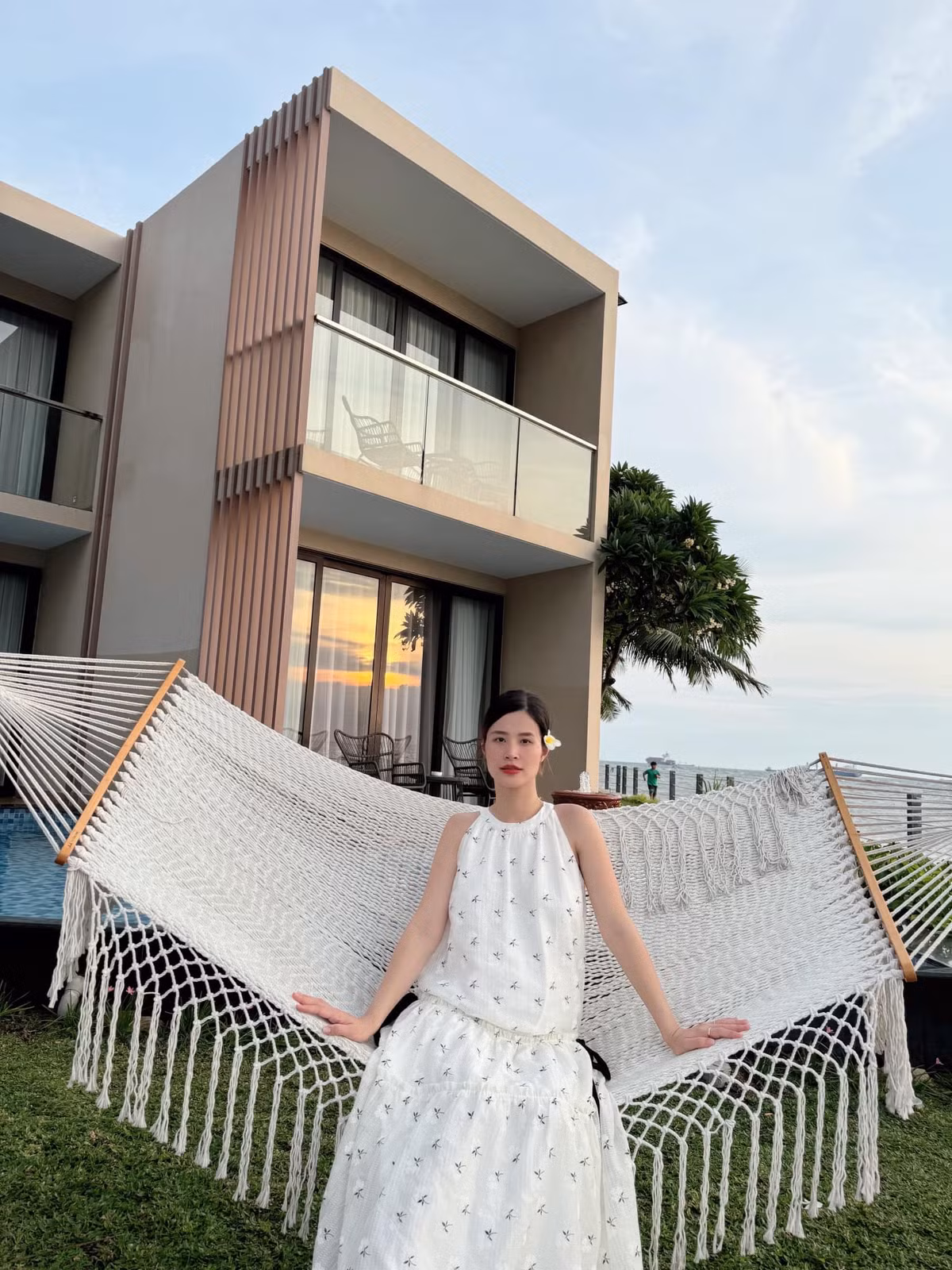Ca sĩ Đông Nhi du lịch, nhan sắc mẹ bầu gây thương nhớ. Ảnh: FB Đông Nhi