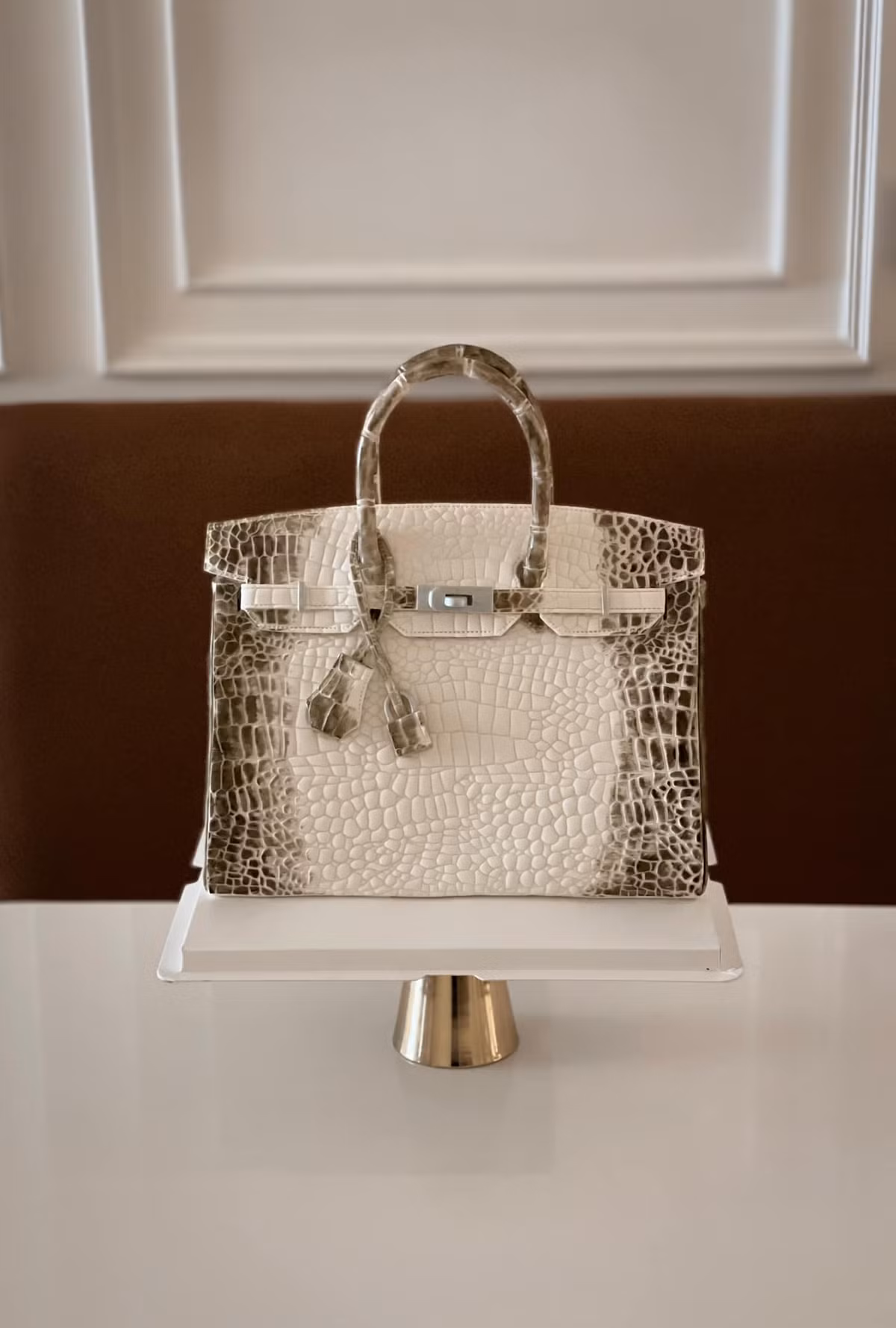 Bánh kem mô phỏng chiếc túi Himalaya Birkin của nhà mốt Hermes được Anh Triết tô màu thủ công từ màu nước pha kèm rượu Vodka.