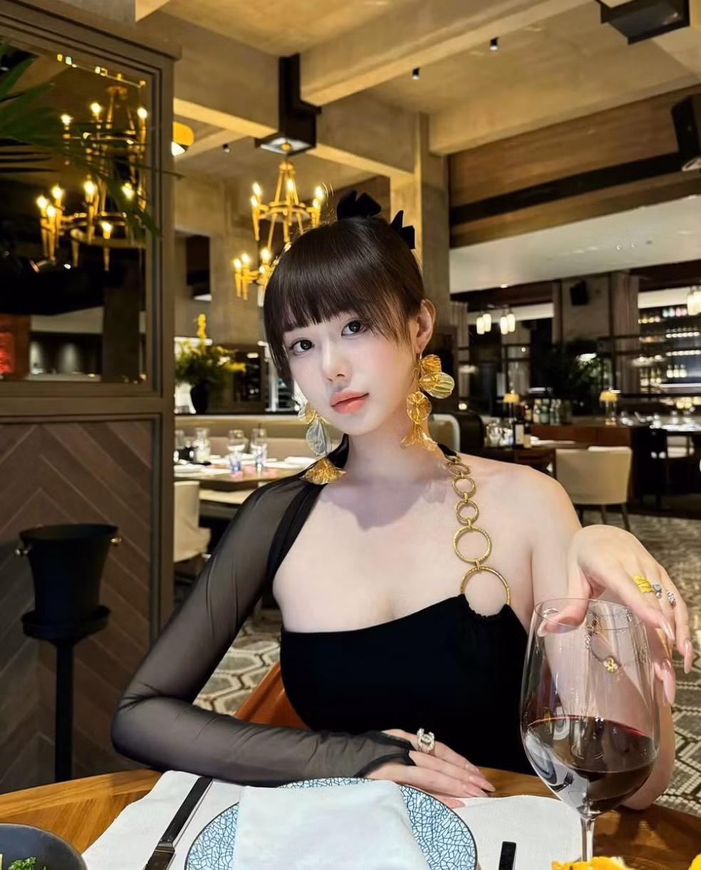 Cô cũng không ngần ngại diện những bộ bikini khoe làn da mịn màng và vóc dáng nóng bỏng.
