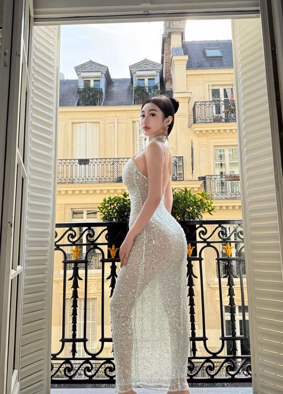 Nhiều người vẫn không ngừng trầm trồ trước vóc dáng "nảy nở" và quyến rũ của cô gái này.