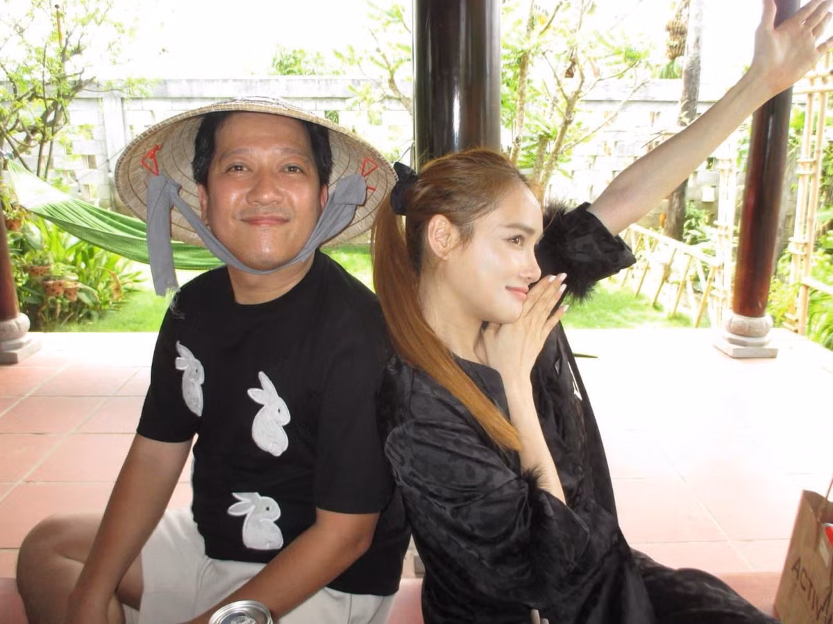 Diễn viên Nhã Phương tình tứ bên ông xã - nghệ sĩ Trường Giang.