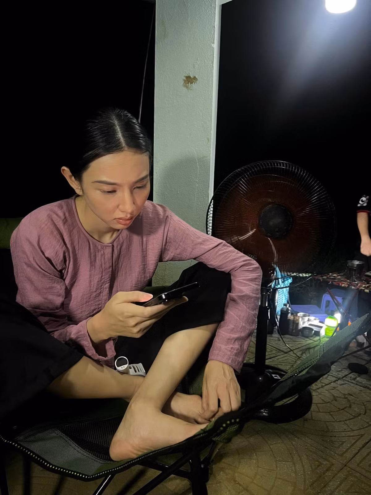 Hoa hậu Thùy Tiên hé lộ khoảnh khắc nghỉ ngơi trên phim trường "Linh miêu: Quỷ nhập tràng". Ảnh: FB Nguyễn Thúc Thùy Tiên
