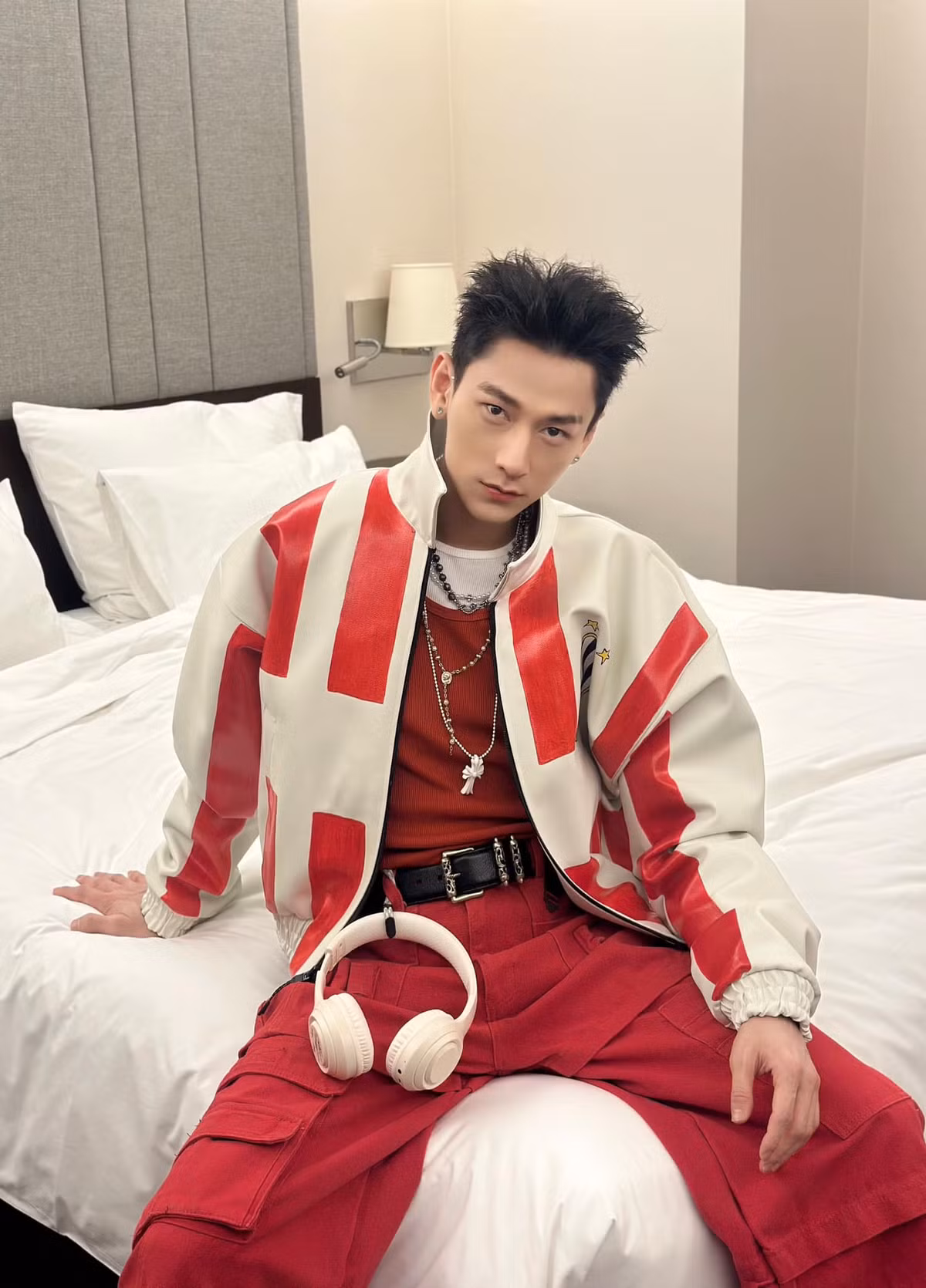 Isaac lên hình cực điển trai: "Áo đỏ chứng tỏ...". Ảnh: FB Isaac